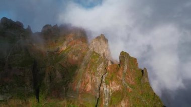 Madeiras 'ın engebeli güzelliğini yansıtan bir hava yolculuğu. Güneşli uçurumların etrafında dönen sis, yukarıdaki görkemli ve el değmemiş ıssız adalara bir göz atıyor.