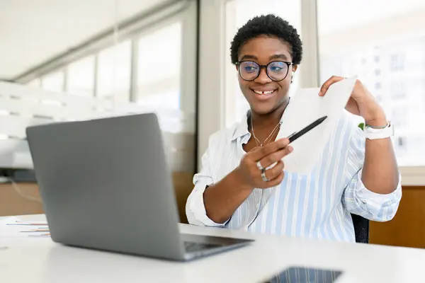 Diverso Concetto Impiegati Ufficio Donna Afro Americana Che Utilizza Computer — Foto Stock