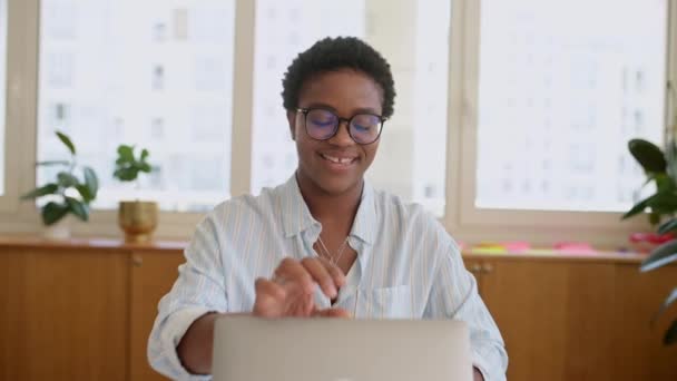 友好和善的女同事 带着大大的迷人笑容看着摄像机 带着缝隙的牙齿 非洲女企业家 Ceo 笑着用笔记本电脑 兴奋而快乐的商界女性 — 图库视频影像