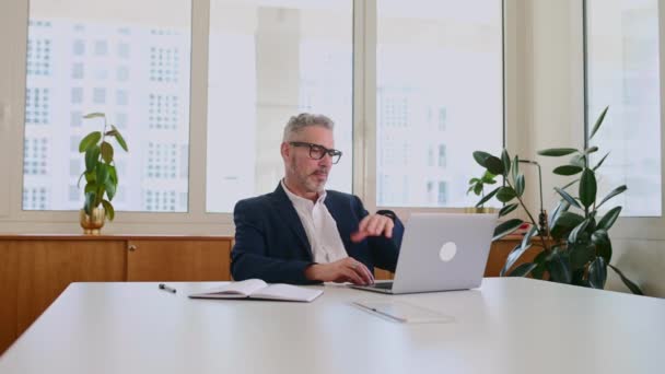 Reifer Geschäftsmann Manager Trainer Führer Begrüßt Teilnehmer Des Virtuellen Treffens — Stockvideo