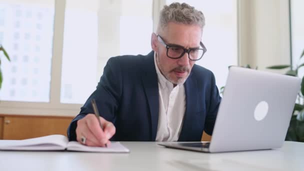 Skoncentrowany Dojrzały Siwy Biznesmen Okularach Używający Laptopa Badający Giełdę Robiący — Wideo stockowe