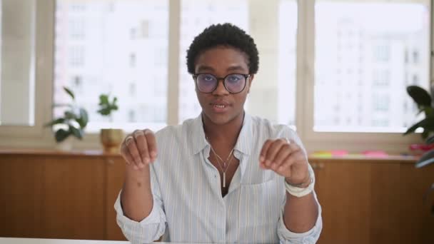 Jonge Afro Amerikaanse Vrouwelijke Aanvrager Betrokken Online Interview Videogesprek Online — Stockvideo