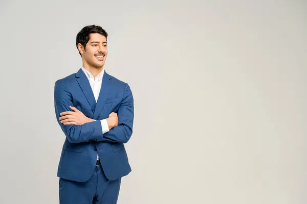 Ένα Εντυπωσιακό Μπλε Κοστούμι Νεαρός Επιχειρηματίας Στέκεται Μια Άνετη Στάση — Φωτογραφία Αρχείου