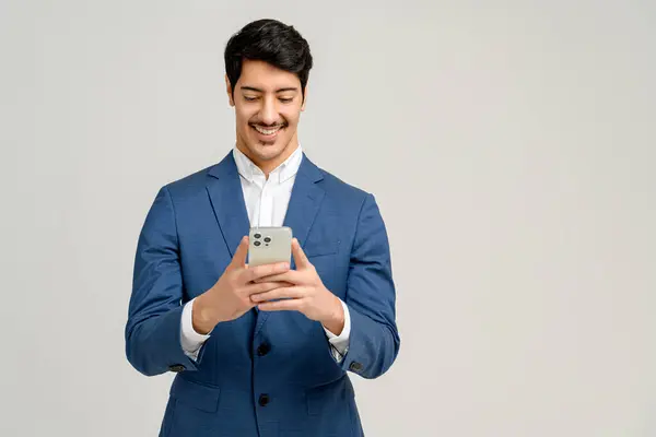 Молодой Бизнесмен Синем Костюме Использует Свой Смартфон Показывая Момент Связи — стоковое фото