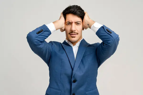Empresário Terno Azul Mostra Momento Estresse Confusão Agarrando Cabeça Com — Fotografia de Stock
