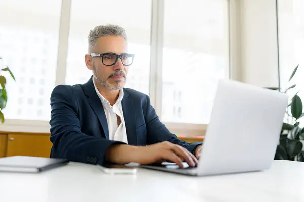 Focused Mature Senior Businessman Wearing Eyeglasses Using Laptop Contemporary Office — Stock Photo, Image
