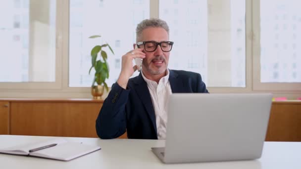 Freundlich Lächelnde Ältere Geschäftsmann Männliche Mitarbeiter Hat Angenehme Telefongespräche Sitzen — Stockvideo