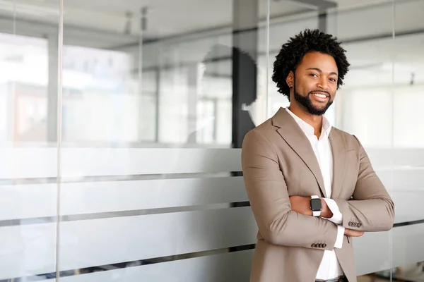 African American Businessman Stands Confidently Modern Office Environment Arms Crossed — Stock Photo, Image