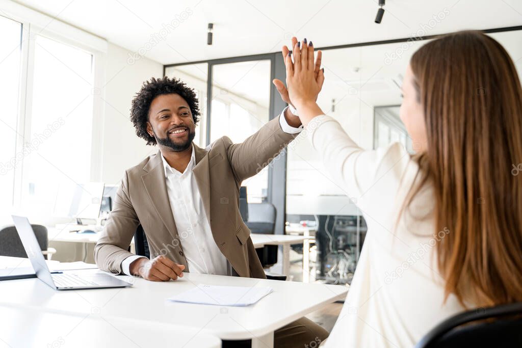 Un chequeo entre un hombre y una mujer en una oficina significa un