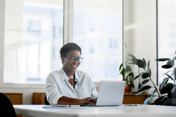 Afrikansk Svart Affärskvinna Använder Laptop Kontoret Leende Medelålders Kvinnlig Kontorsanställd — Stockfoto