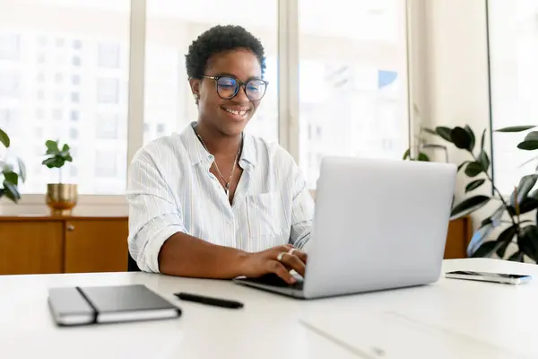 Focused Businesswoman Using Laptop Computer Contemporary Coworking Space Freelance Programator — Stock fotografie