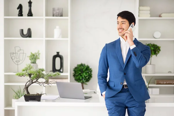 Hispanic Businessman Enjoys Light Hearted Moment Phone Call His Expression — Stock Photo, Image