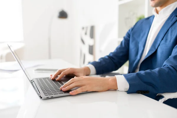 Cropped Photo Hands Male Office Employee Mid Typing Laptop Sitting — Stock Photo, Image