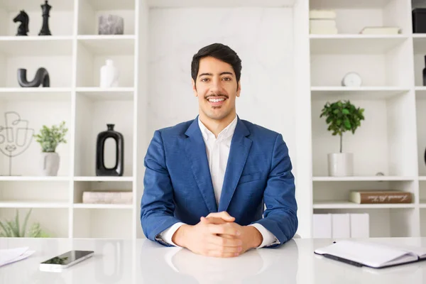 Hispanic Businessman Sits His Desk Looking Directly Camera Confident Inviting — Stock Photo, Image