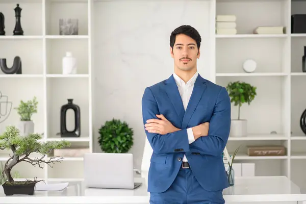 Confident Hispanic Businessman Stands Crossed Arms Modern Office His Poised — Stock Photo, Image
