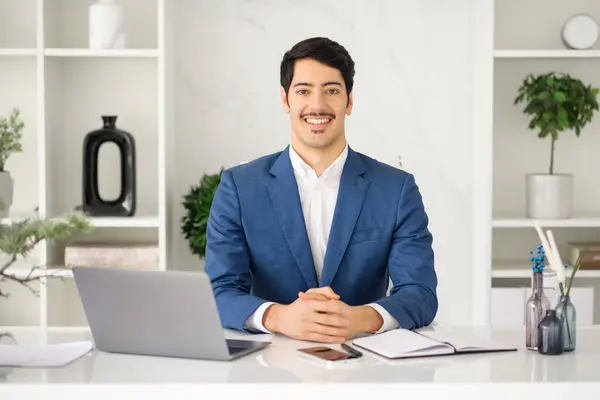 Homem Negócios Hispânico Sorridente Senta Seu Laptop Escritório Contemporâneo Personificação — Fotografia de Stock