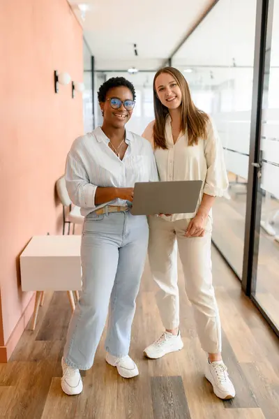 Zwei Unterschiedliche Mitarbeiterinnen Stehen Mit Laptop Büro Sie Halten Laptop — Stockfoto