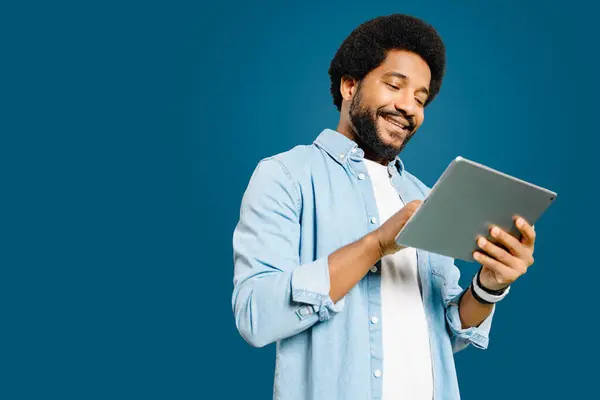 Smiling While Using His Tablet Young Latin Man Presents Scenario — Stock Photo, Image