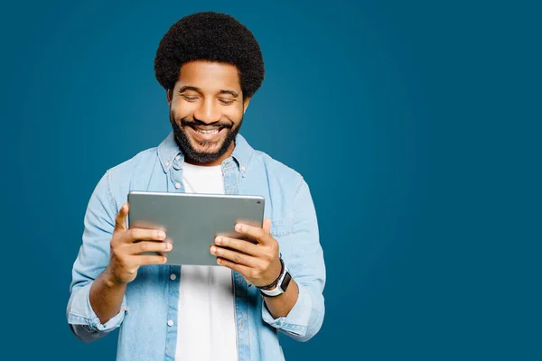 Young Brazilian Man Afro Hairstyle Engrossed His Tablet Reading News — Stock Photo, Image