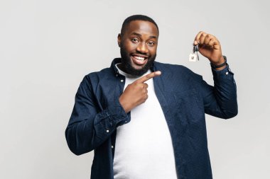 Adam anahtar setine işaret ederek, bir ürün veya servisin önemli yönlerini vurgulamak, karar verme ve seçme temaları için mükemmel bir ortam yaratıyor. Anahtarlar yeni başlangıçların sembolü olarak hareket eder.