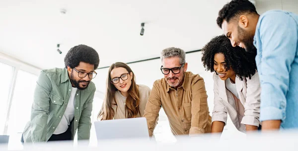 Diverse Team Colleagues Enthusiastically Engages Content Laptop Capturing Collaborative Work — Stock Photo, Image