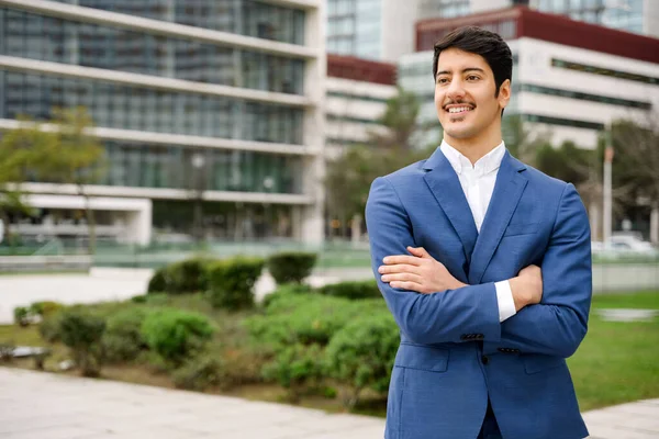 Young Hispanic Businessman Smart Blue Suit Crosses His Arms Looking — Stock Photo, Image