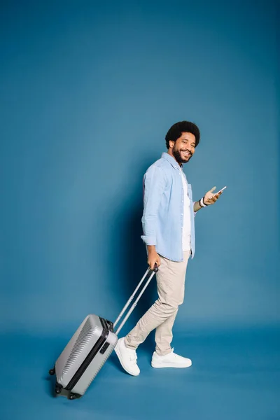 Stilig Brasiliansk Man Med Afro Hår Med Hjälp Smartphone Promenader — Stockfoto