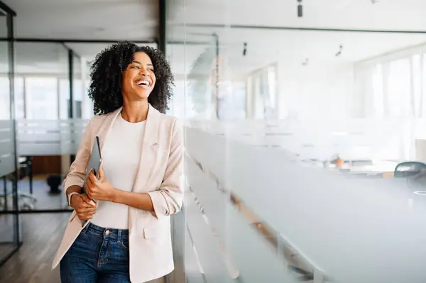 Brazilian Businesswoman Infectious Smile Standing Modern Office Corridor Holding Her — Stock Photo, Image