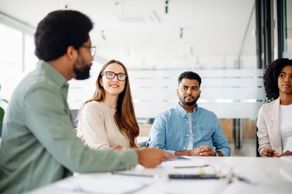 Diverse Team Listens Attentively Male Employee Making Point Which Reflects — Stock Photo, Image