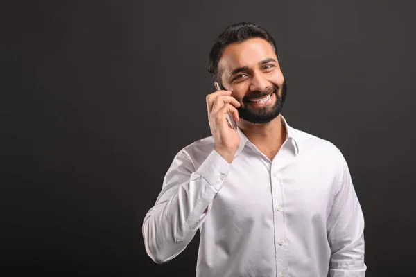 Hintli Işadamı Bir Telefon Görüşmesi Yaptı Içten Bir Gülümsemeyle Siyah — Stok fotoğraf