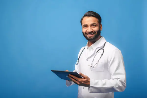 Sıcak Bir Gülümsemesi Olan Hintli Bir Doktor Boynunda Steteskop Olan — Stok fotoğraf