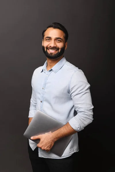 Indisk Affärsman Smart Casual Blå Skjorta Håller Bärbar Dator Armen — Stockfoto