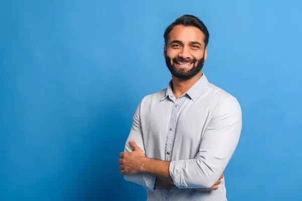 Frente Fundo Azul Brilhante Empresário Indiano Está Braços Cruzados Sua — Fotografia de Stock
