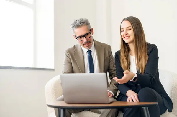 Senior Businessman Grey Hair Engages Discussion Younger Female Colleague Laptop — Stock Photo, Image