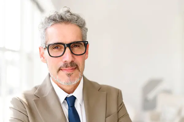 Reifer Geschäftsmann Mit Grauen Haaren Und Brille Blickt Direkt Die — Stockfoto