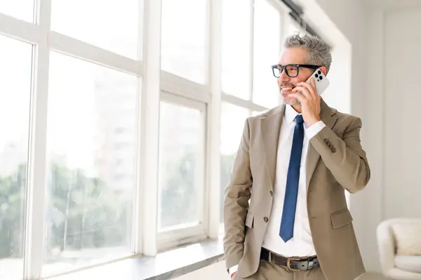Senior Businessman Conversation His Phone Looks Out Window Stance Thoughtful — Stock Photo, Image