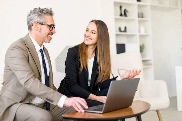 Senior Businessman Beaming Smile Engaged Cheerful Conversation Young Female Colleague — Stock Photo, Image