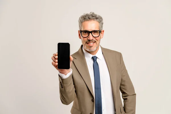 Старший Бизнес Менеджер Уверенно Демонстрирует Пустой Экран Смартфона Идеально Подходящий — стоковое фото