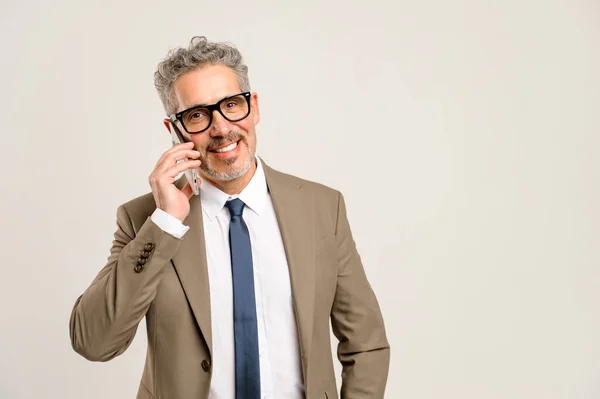 Gri Saçlı Sofistike Bir Işadamı Cep Telefonuyla Konuşuyor Klasik Tarz — Stok fotoğraf