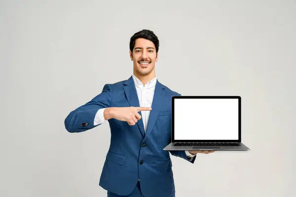 Resmi Takım Elbiseli Bir Adam Boş Bir Ekranla Dizüstü Bilgisayar — Stok fotoğraf