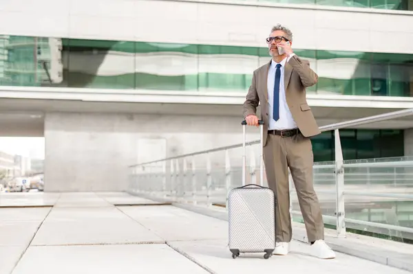 Adamı Yanında Bavuluyla Dışarıda Bir Çağrı Alır Seyahat Iletişimi Harmanlayan — Stok fotoğraf