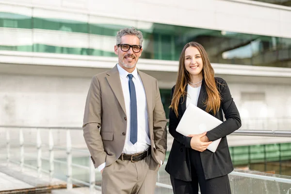 Standing Side Side Seasoned Businessman His Young Female Colleague Share — Stock Photo, Image