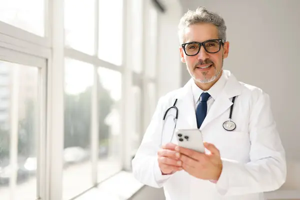 Bright Modern Clinic Senior Doctor Using Smartphone Possibly Communicate Patients — Stock Photo, Image