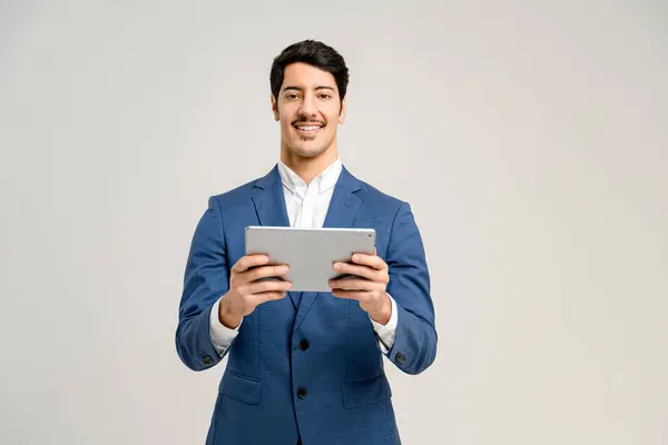 Tablet Hand Man Presents Image Welcoming Business Environment Customer Service — Stock Photo, Image