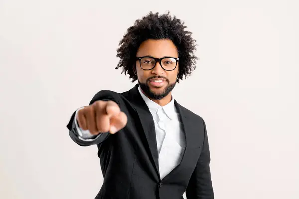 Zostałeś Wybrany Wesoły Przystojny Afrykańsko Amerykański Biznesmen Wytykający Palcem Kamerę — Zdjęcie stockowe