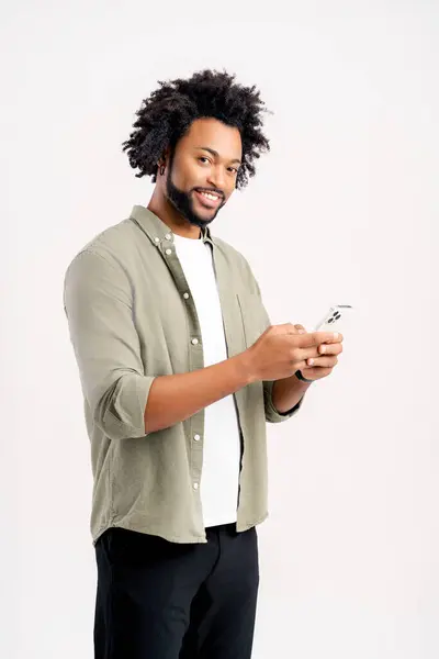 Sorrindo Afro Homem Desgaste Casual Usando Smartphone Isolado Branco Cara — Fotografia de Stock