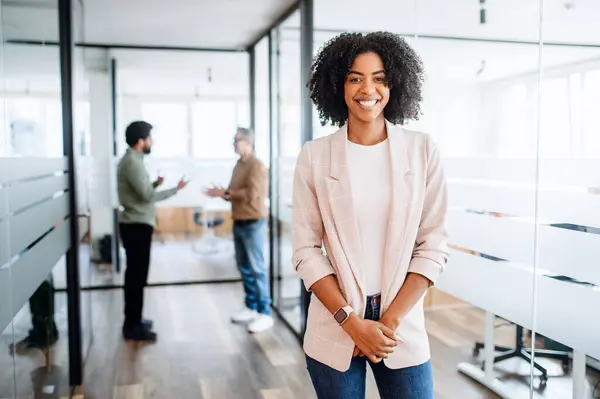 Young Brazilian Professional Woman Stands Confidently Modern Office Her Smile — Stock Photo, Image