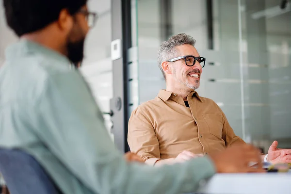 Casual Office Setting Mature Man Silver Hair Glasses Shares Ideas — Stock Photo, Image