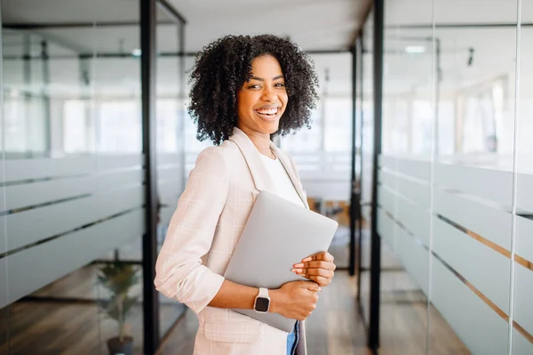 Confident Brazilian Businesswoman Curly Hair Holds Her Laptop Smiles Camera — Stock Photo, Image