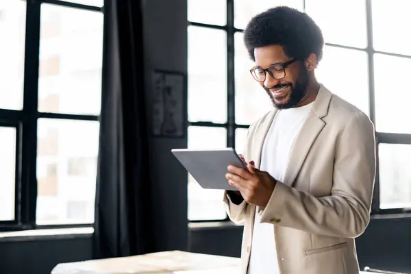 Uśmiechem Twarzy Tabletem Ręku Ten Brazylijski Biznesmen Reprezentuje Połączenie Technologii — Zdjęcie stockowe